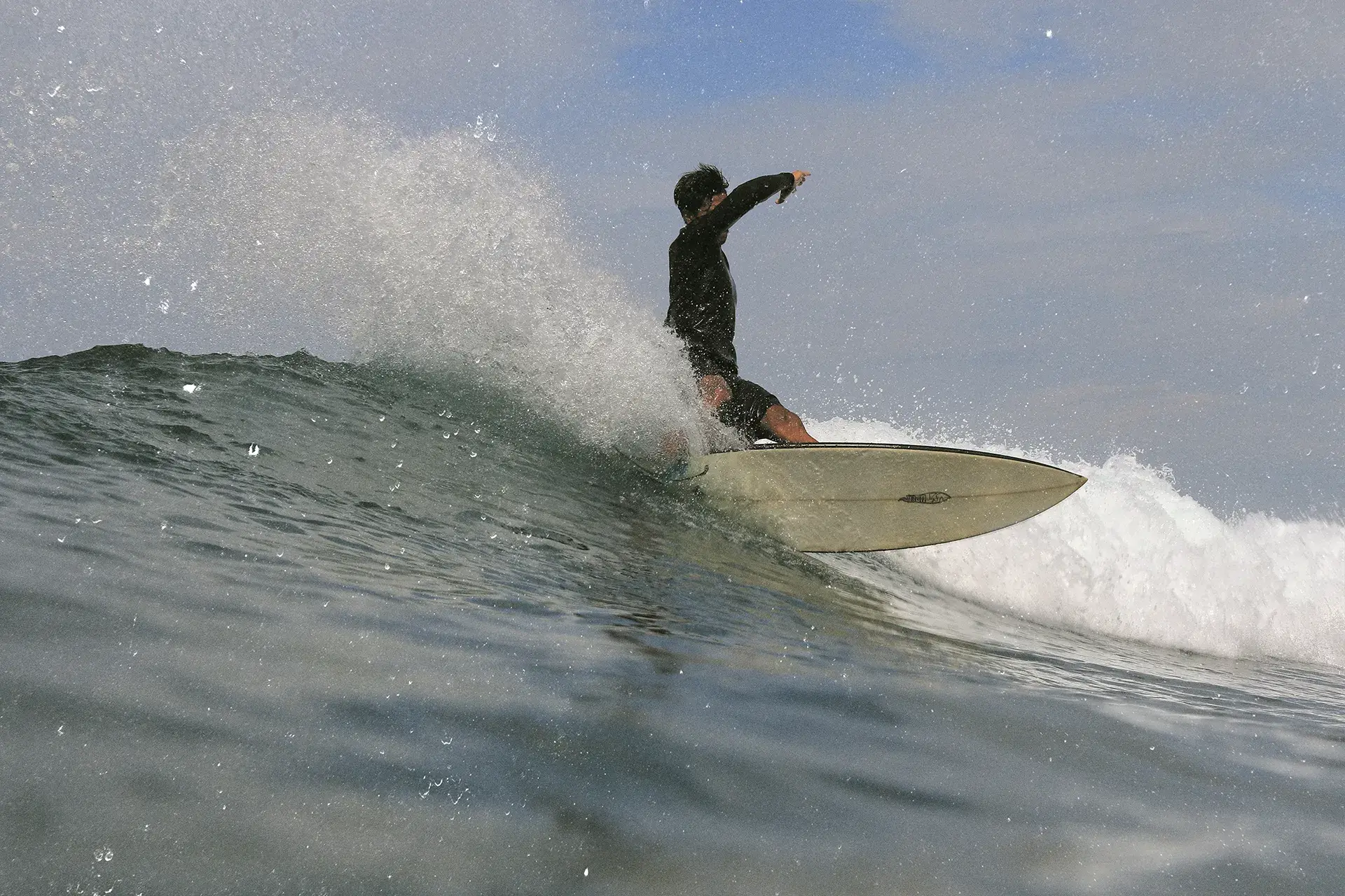 Calon carving on a wave